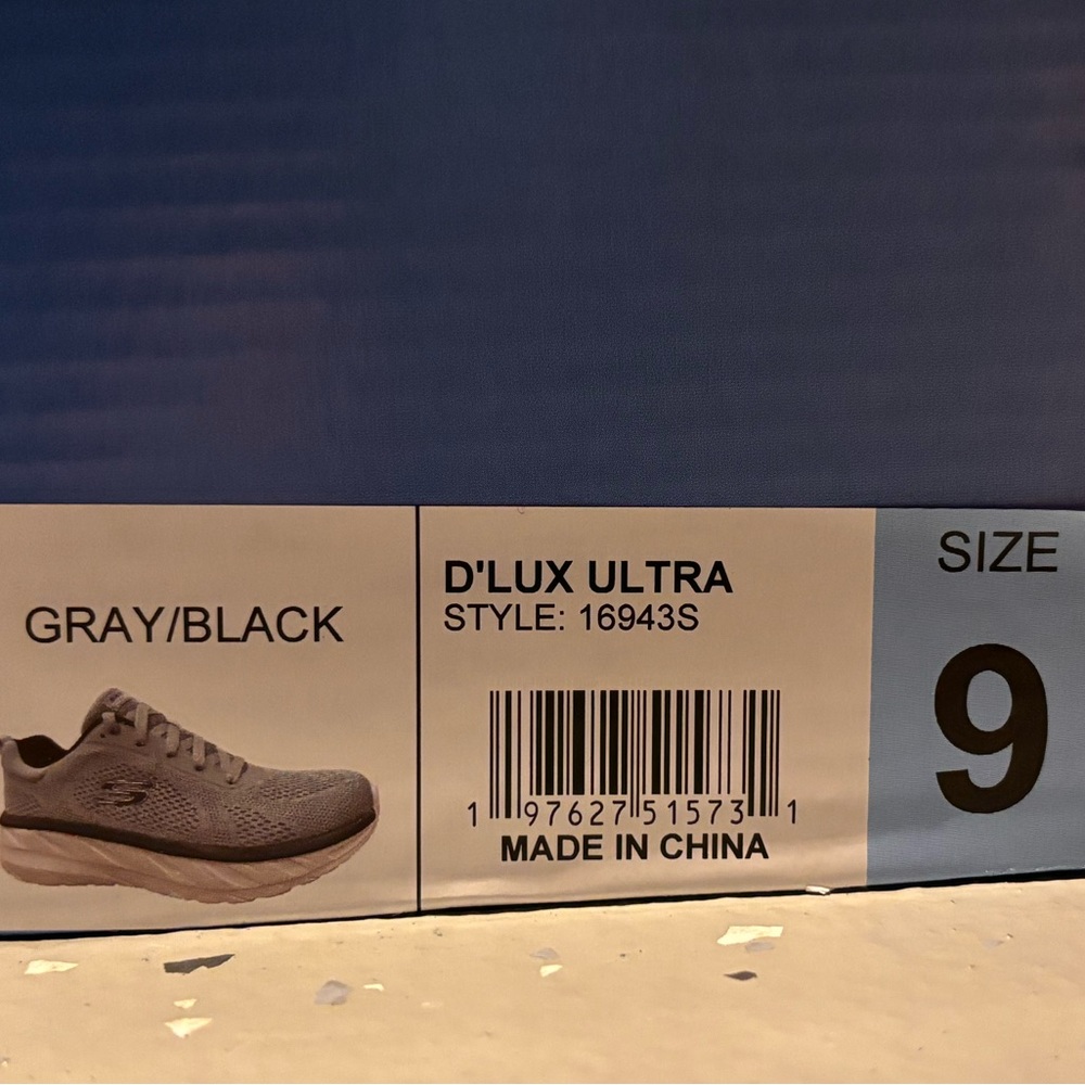 Men’s Skechers D’Lux Ultra Sneaker Max Cushioned Shoes - Picture 8 of 8